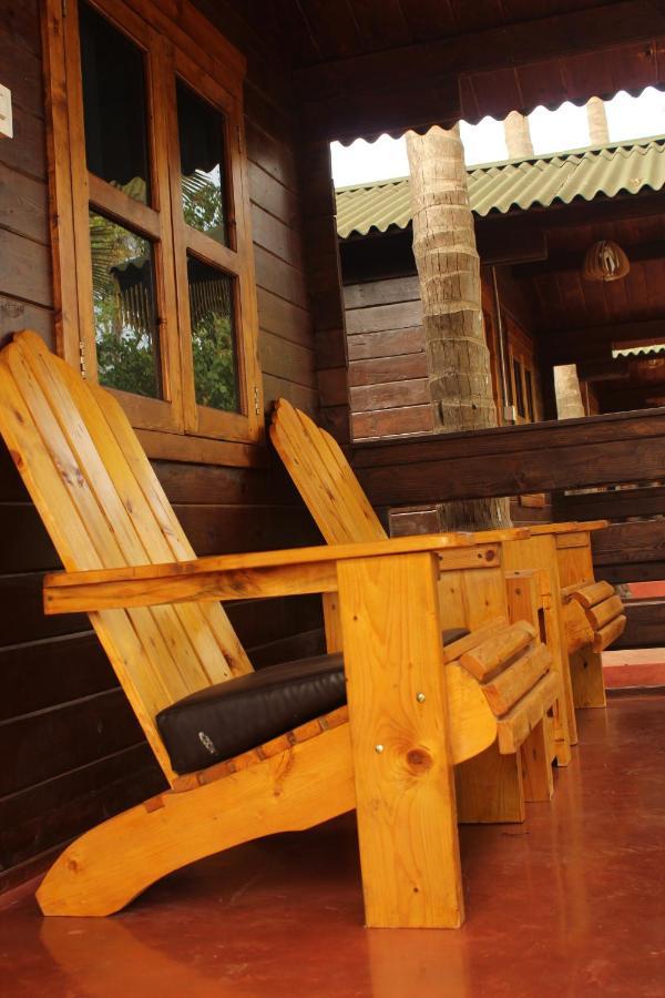 Lotus Feet Beach Resort Morjim Exterior foto