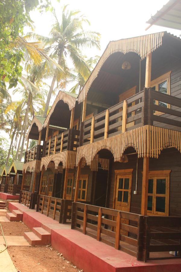 Lotus Feet Beach Resort Morjim Exterior foto