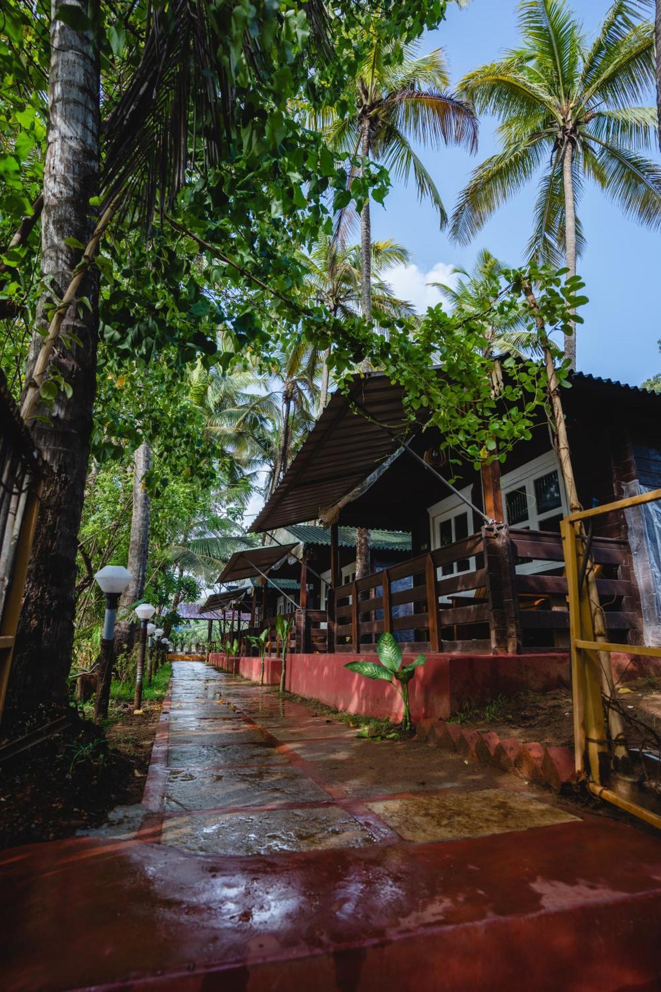 Lotus Feet Beach Resort Morjim Exterior foto